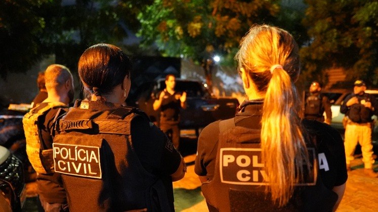 Agentes da Pol&iacute;cia Civil em opera&ccedil;&atilde;o contra traficante com liga&ccedil;&otilde;es com fac&ccedil;&otilde;es - Foto: Pol&iacute;cia Civil/Divulga&ccedil;&atilde;o